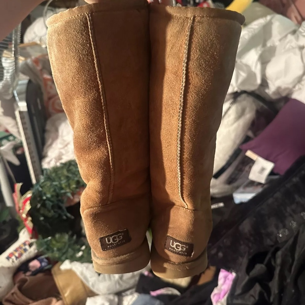 Womens UGG Classic Tall Boots. Size 9. Color: Chestnut